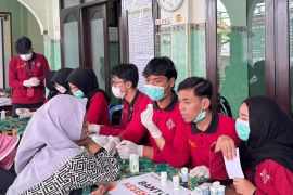 TBM Gyrus UMS gandeng Rumah Zakat gelar pengobatan gratis warga Solo