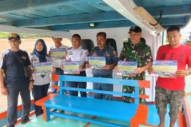 Dishub Pasaman Barat sosialisasi-pasang stiker keselamatan di kapal penumpang