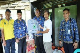 Bupati HSU serahkan bantuan korban kebakaran di Sungai Durait Tengah