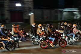 Arus kendaraan di Pantura Cirebon padat pada Selasa malam