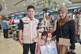 YBM PLN Kalbar ajak 284 anak yatim dhuafa belanja baju lebaran