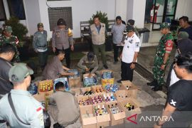 Aparat Cibinong sita 500 botol miras saat razia jelang Lebaran