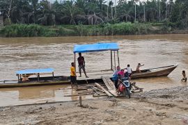 Penyintas bencana Aceh Tamiang bersihkan kebun setelah Idul Fitri