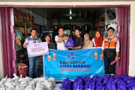 RMK Energy bagikan sembako ke warga Palembang