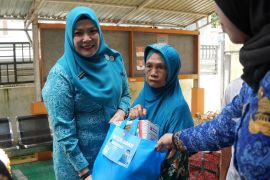 Ratusan lansia dan warga kurang mampu di HSS terima paket Ramadhan