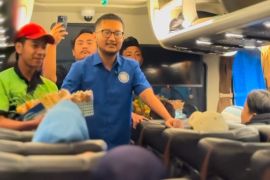 Anggota DPR berangkatkan 10 bus mudik gratis dari Surabaya