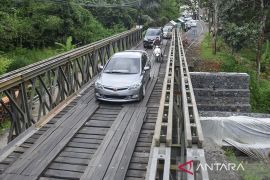 Arus mudik melintas Jembatan Bailey Cikaleho