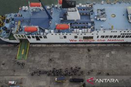 Arus kendaraan pemudik sepeda motor dan truk di Pelabuhan Ciwandan