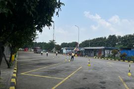 Petugas sterilisasi jalur untuk persiapan one way di jalan Tol Cipali