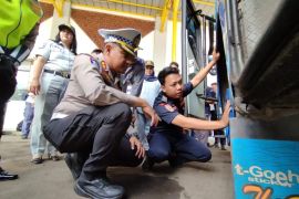 Terminal Jatijajar periksa seksama bus mudik agar laik jalan