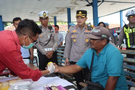 Polres Situbondo cek kelaikan bus angkutan umum dan tes urine sopir