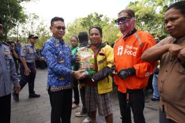 Insan perhubungan peduli kasih di Pontianak bagikan 1.287 paket beras