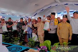 Gubernur Kalteng salurkan bantuan pangan Presiden dan KHBS di Kotim