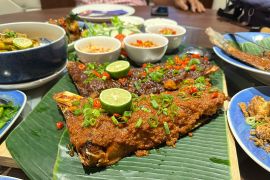 Menikmati rahang tuna bakar berbumbu rempah khas Nusantara