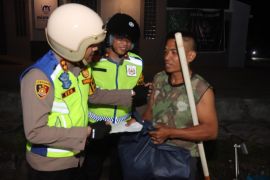 Humanis! Polres Lombok Tengah bagikan sembako saat Sahur On The Road