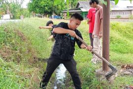 SPPG Firdaus I gotong royong bersihkan saluran pembuangan