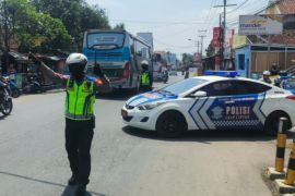 Polisi berkali-kali lakukan satu arah urai kepadatan di Limbangan