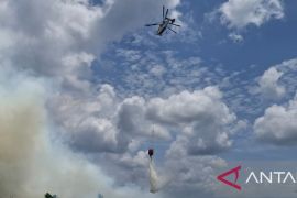 Heli PT Arara Abadi Bombardir 1,5 Juta Liter Air Padamkan Karhutla di Luar Konsesi Pelalawan, BPBD Riau Apresiasi