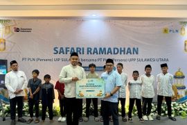 PLN UIP Sulawesi menyalurkan bantuan kepada dhuafa dan santri di Manado