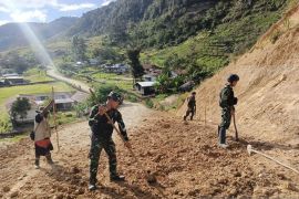 Satgas Yonif 511 bersama warga Balinggga gotong royong bersihkan jalan