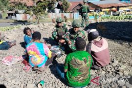 Satgas Yonif 136/TS pastikan warga Kampung Lima Lima peroleh layanan kesehatan