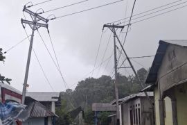 PLN sigap upayakan percepatan pemulihan pasokan listrik akibat cuaca ekstrem di Elat Maluku Tenggara