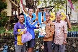 Jelang Lebaran, Dinas PUPR Barut bagikan bingkisan untuk petugas taman