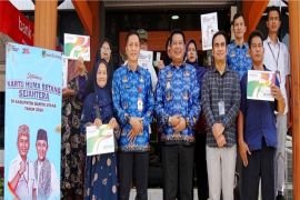 Wabup Barito Utara serahkan tabungan dan KHBS kepada penerima manfaat