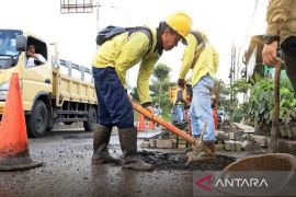 Pemkot Tangerang siagakan petugas khusus perbaikan jalan periode mudik