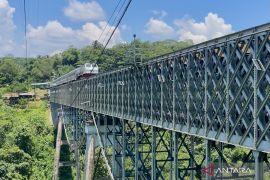 Hindari Macet Jalur Utama, Pemudik Motor 'Serbu' Jembatan Cirahong Tasikmalaya