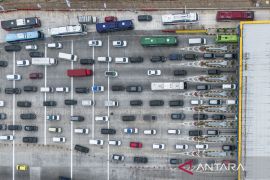 Pembukaan Gerbang Tol Kalikangkung secara bertahap untuk urai kepadatan arus mudik