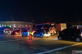 Trafik lalu lintas di gerbang tol Cikupa Tangerang-Merak meningkat