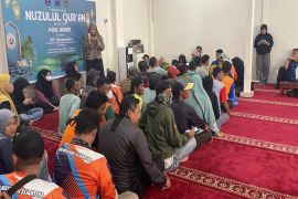 Yayasan Abdul Aziz Halaby bagikan THR kepada ribuan warga Banjarbaru