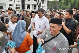 Selain bahan pokok, Bobby Nasution bagikan THR kepada masyarakat