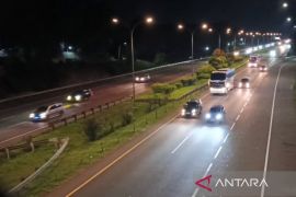 Polisi menertibkan parkir liar di ruas tol wilayah Cirebon