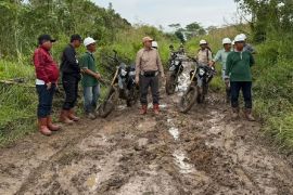 Bupati Kapuas tinjau kerusakan jalan di Kapuas Kuala dan Bataguh