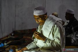 Merayu Tuhan dari masjid darurat