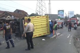 Dua pemotor tewas ditabrak truk boks di jalur mudik Sumedang