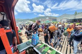 Polisi amankan 35 liter minuman keras saat pengamanan mudik di Ambon