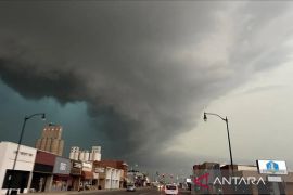 Badai Ekstrem Mengguncang AS, Penumpang Terjebak di Bandara