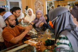 Bangkit dari musibah: intip suasana pasar Idi Aceh Timur saat warga borong perhiasan baru