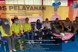 Satpol PP Damkar Pasaman Barat siagakan mobil damkar dan personel saat Lebaran