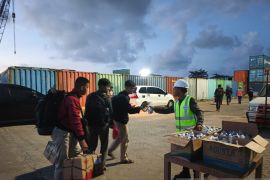 Pelindo Tanjungpandan bagikan takjil ke pemudik