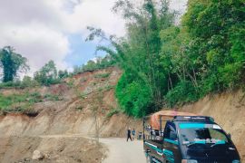 15 titik longsor Lubuk Basung-Bukittinggi, pemudik tingkatkan kewaspadaan