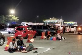 Puluhan mobil pemudik menepi di GT Cikampek untuk sahur saat one way