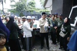 THR Rp300 ribu untuk petugas kebersihan di Lombok Tengah