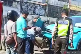 Mobil taksi listrik tabrak separator busway di kawasan Roxy