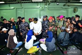 Baznas RI-TNI AL berangkatkan 1.448 pemudik dengan kapal perang