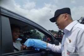 Sejumlah pemudik senang di baris depan one way dan harap cepat sampai