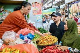 Gubernur Jateng cek stok kebutuhan bahan pokok di Sragen dan Surakarta